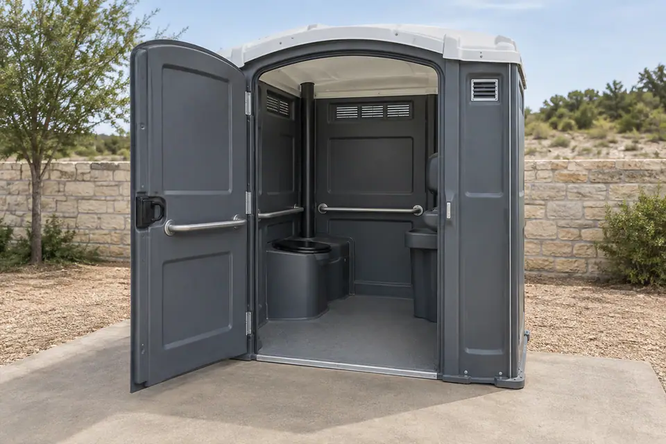 Accessible-style portable toilet and its entry area